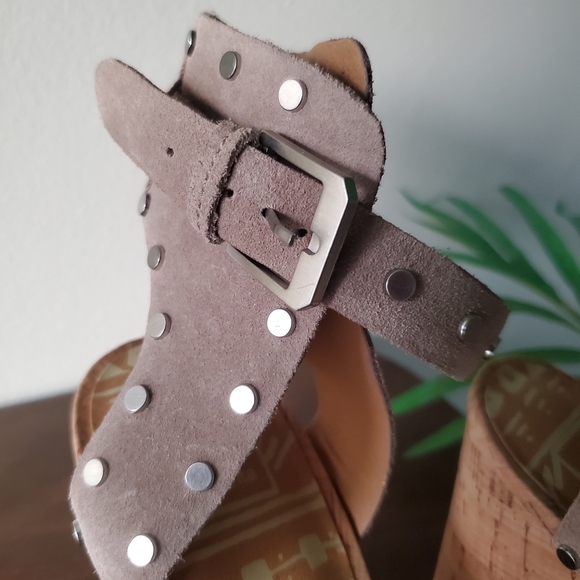 NEW🔥 Dolce Vita Stud Suede Wedge (Taupe) Sz 10 - Picture 6 of 10